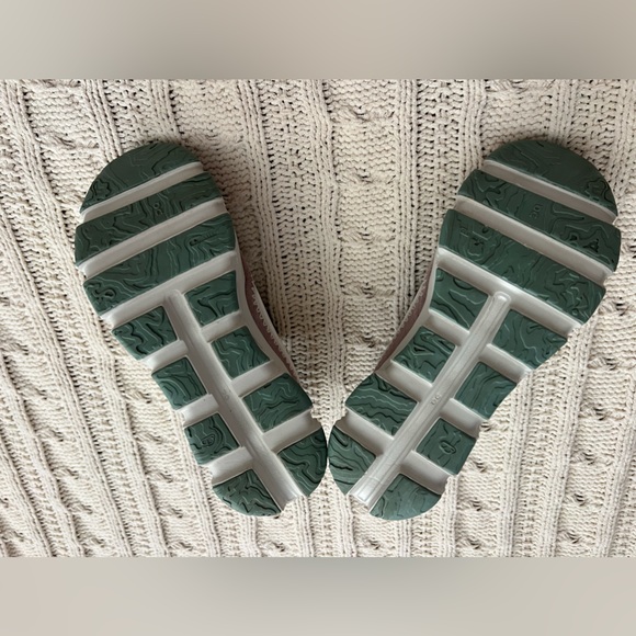 Like new - worn 2x On Cloudaway hiking sneaker, ice/moss, size 8M - Picture 4 of 10